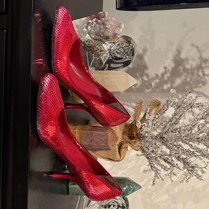 Chic Red Textured Heels